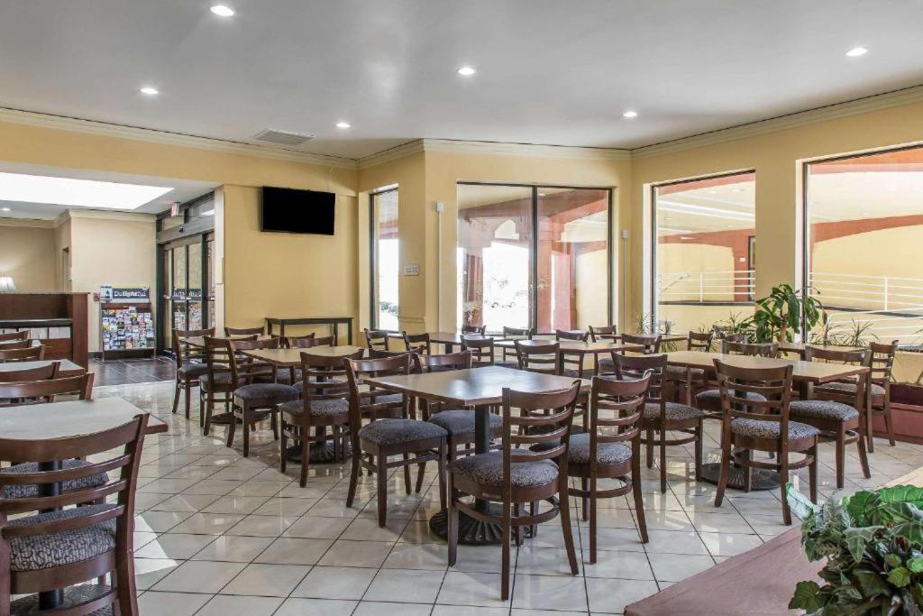 Regency Inn & Suites New London Mystic Extérieur photo