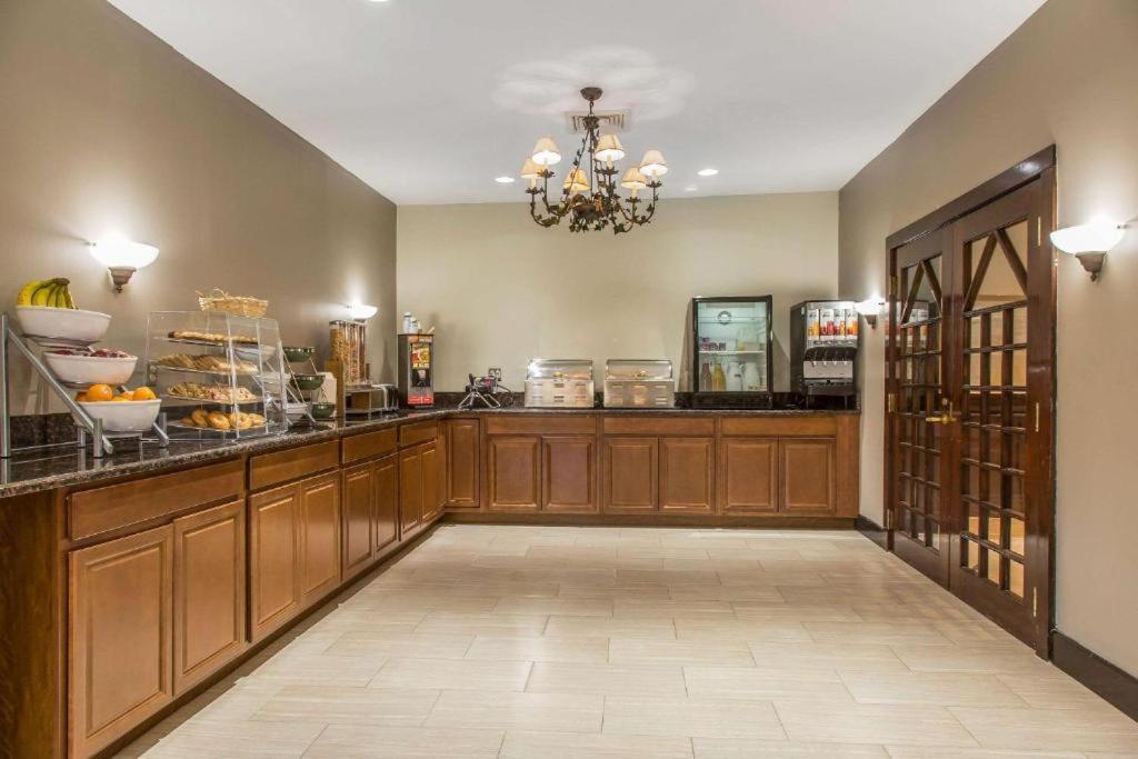 Regency Inn & Suites New London Mystic Extérieur photo